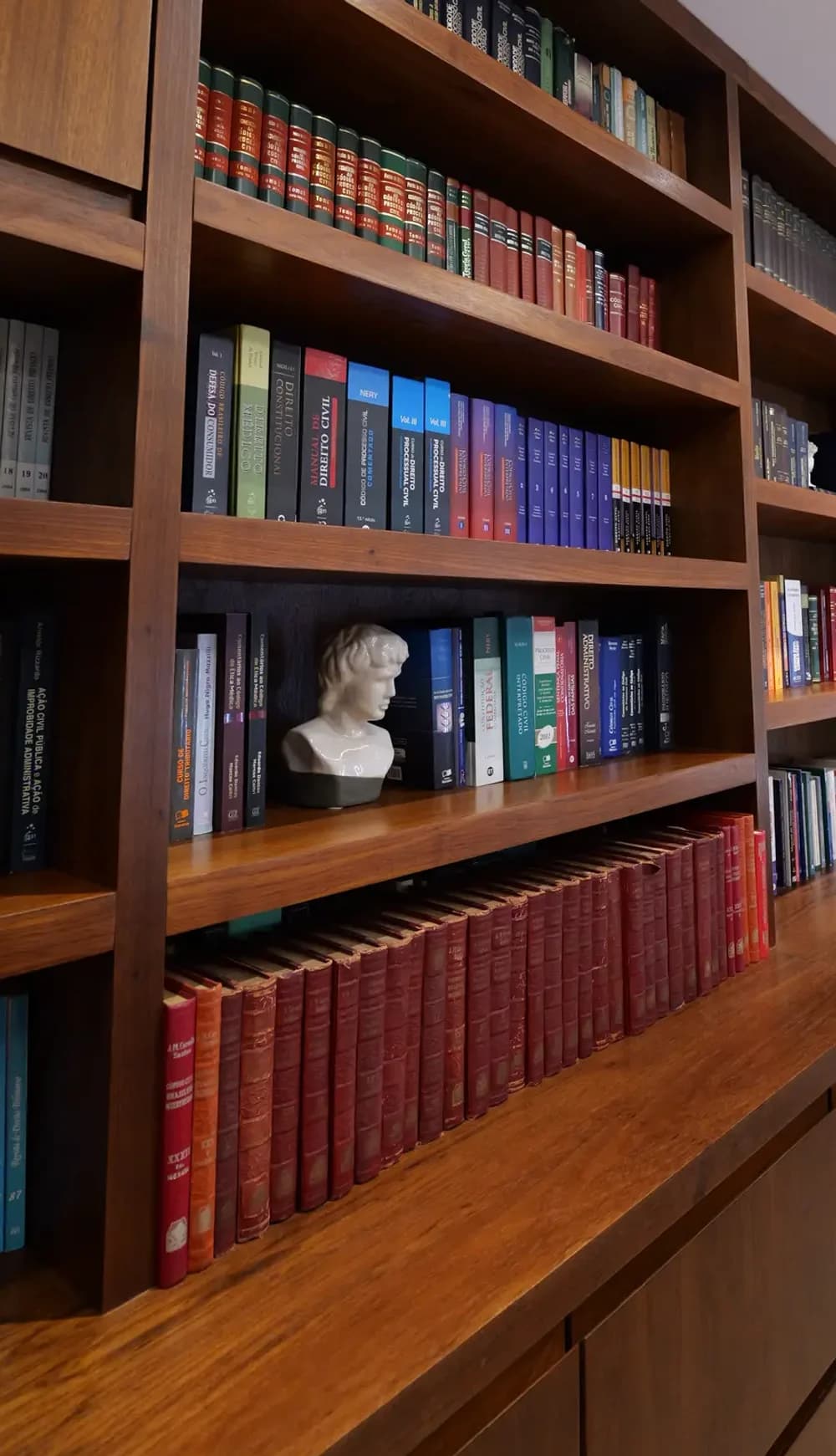 Estante de obras jurídicas da biblioteca do escritório Trad & Cavalcanti Advogados