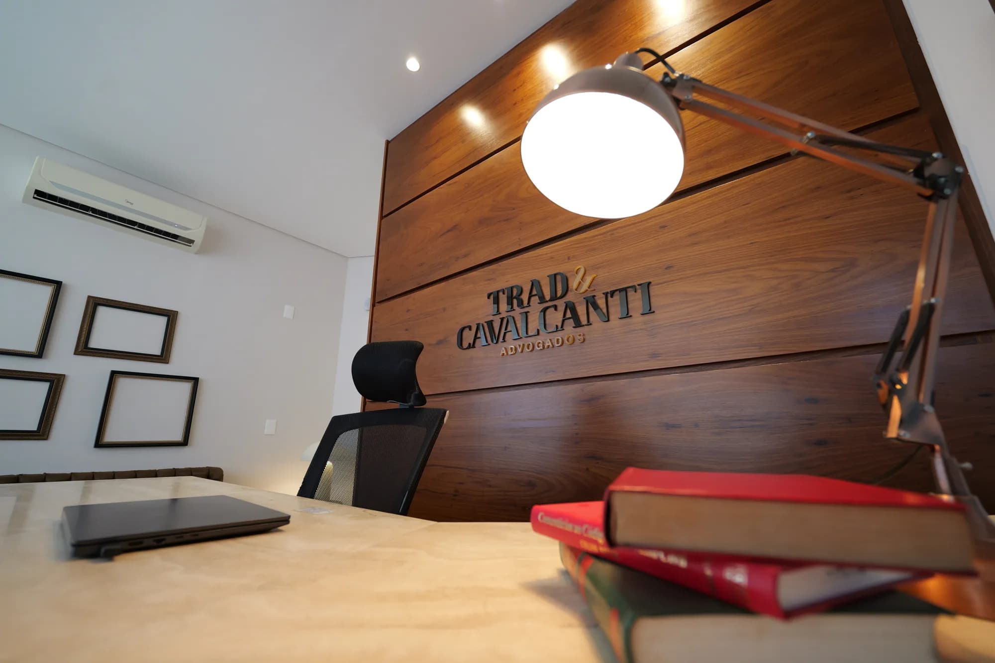 Letreiro Trad & Cavalcanti Advogados entalhado na parede de madeira da sede